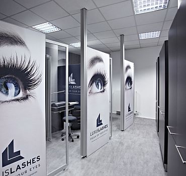 Bilder einer LUXUSLASHES®-Lounge, komplett im Corporate Design eingerichtet.