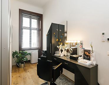 Eigener Schminkplatz mit von uns zur Verfügung gestellten Produkten